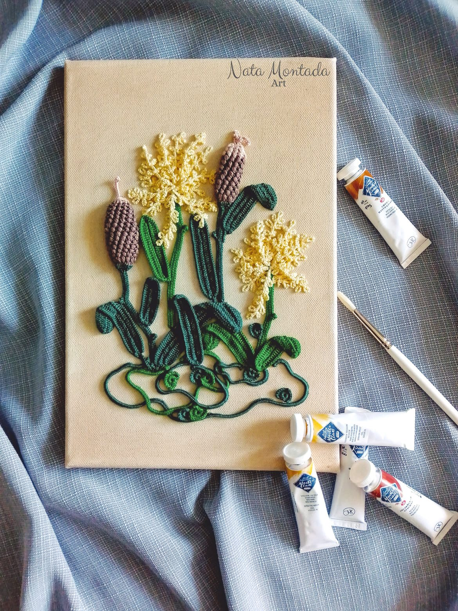 Картина "Рогоз и камыши" выполнена на тонированном масляными красками холсте, связана крючком из мерсеризованного хлопка.