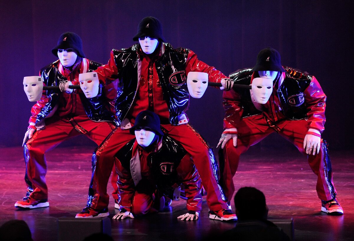 Хип хоп опера футуристы. Группа Jabbawockeez. Команда Jabbawockeez. Маска джабавокиз Jabbawockeez. Jabbawockeez без масок.