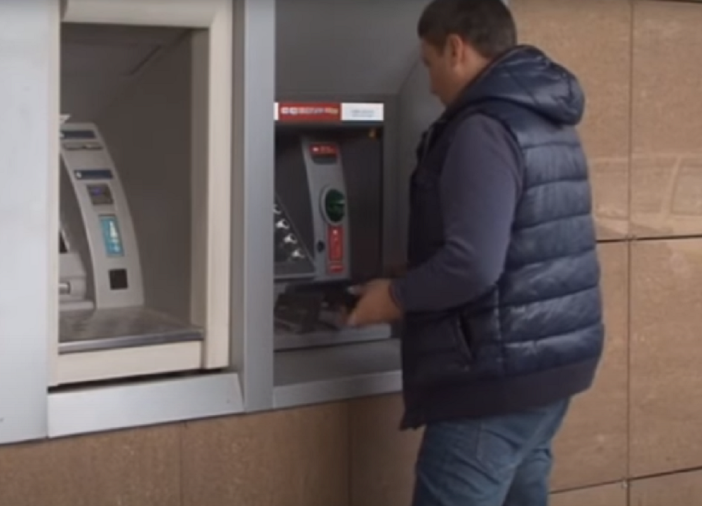 Снятие денег с карты, иллюстрация