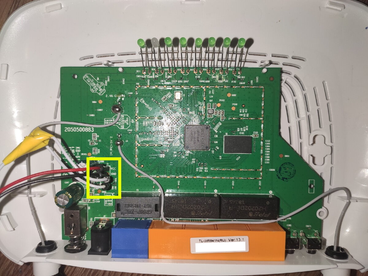 Разъем UART на роутере. Я уже подпаял провода. 