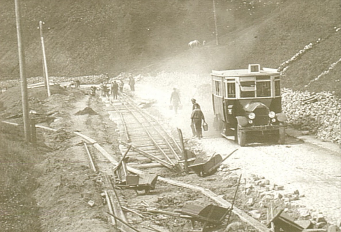 На строительстве трамвайной линии.
источник: издание «Пермский трамвай. 1929 - 1999»