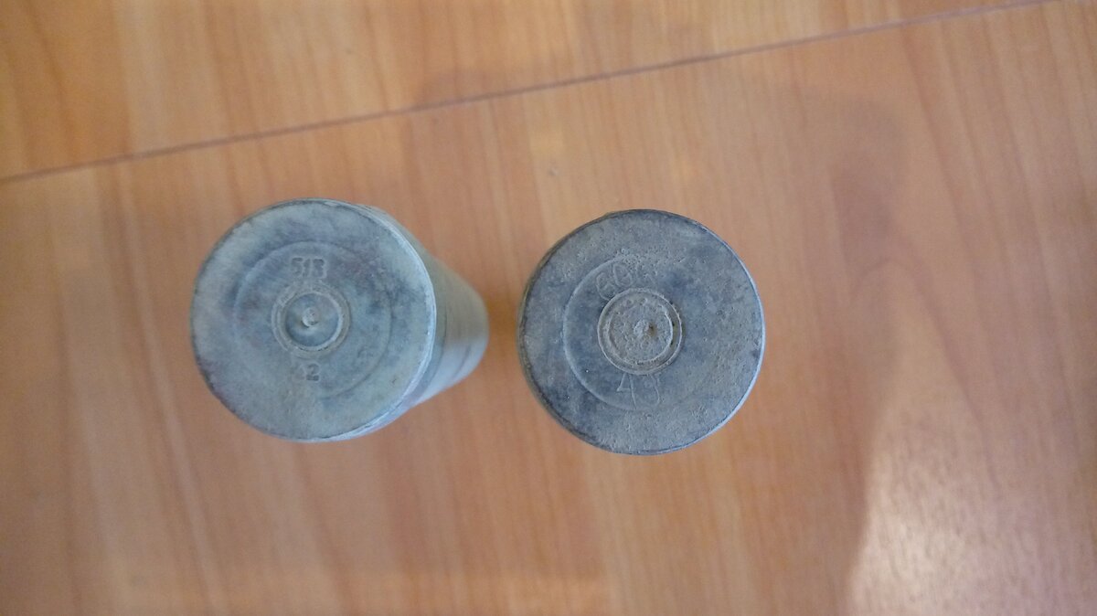 Донные клейма видны, но читаются плохо.