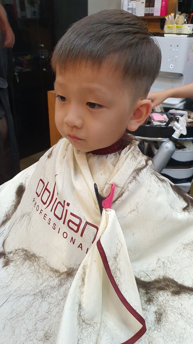 Как бы вы не просили подстричь ребенка по фото, его подстригут всё равно "под горшок"!!! ⠀
В Ю.Корее модны прически именно такие!
⠀
Эти прически носят и к-поп звезды, и актеры, и телеведущие!
⠀
✔ Когда приходишь в салон и говоришь, что надо снизу покороче, сверху подлинее, то парикмахер спрашивает:"바가지 스타일?"(тыквенный стиль?)
⠀
Есть такая тыква 바가지, которая похожа на ковш.
Имеется в виду, что этот ковш на голову надели и обстригли по кругу:
- верх (под тыквой) остался по линии среза длинный,
- низ (вся голова ниже ковша) стрижется коротко.
⠀
Смотрели фильм "Тарас Бульба"?
Вот там таких причесок у мужчин много, из серии 바가지 스타일.
⠀
✅ В Ю.Корее очень проблематичео найти мастера, который тебе сделает не 바가지 스타일 на голове🙈.
⠀
СОВЕТУЮ: ищите русскоговорящего парикмахера из России или СНГ, иначе кранты причёске сына или мужа!
⠀
‼Берегитесь! Корейская мода опасна тем, что накрывает и другие страны!