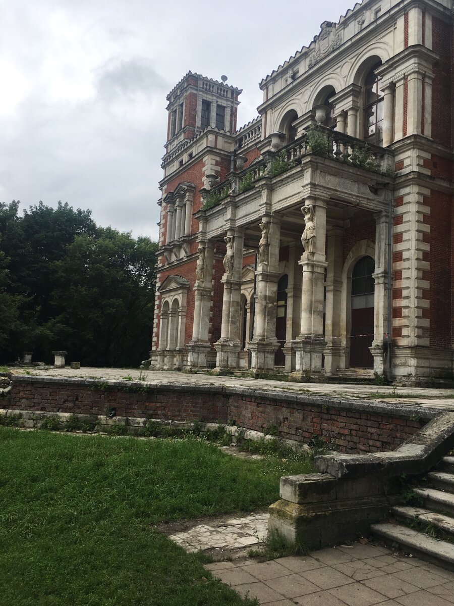 Источник фотографии: собственный снимок. Главный дом усадьбы со стороны парковой зоны. 