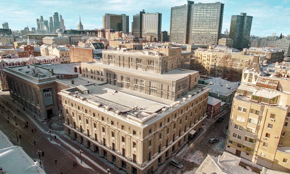 Перед домом - старый Арбат, за домом - Новый и виды на арбатские крыши и Москву-Сити