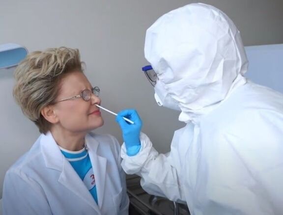 Елена Малышева демонстрирует процесс сдачи анализов на коронавирус. Кадр передачи «Здоровье»