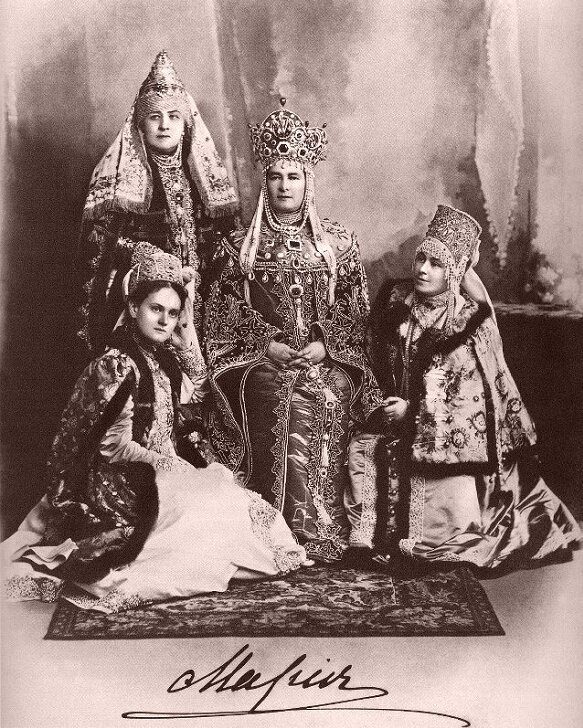 Великая княгиня Мария Павловна с фрейлинами (фото не из альбома)