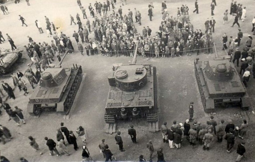 Тигр и  Pz. IV. Фото из интернета.