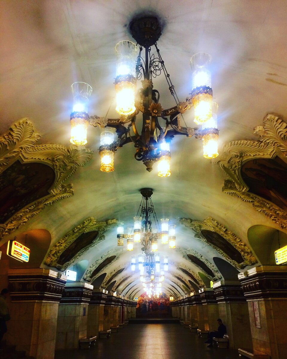 Красивейшее московское метро. Часто люди бегут и не замечают там красоту под носом.