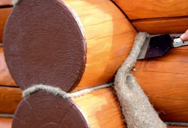 Конопатка сруба льноватином 