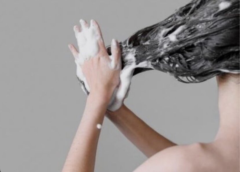 Не трите вот так волосы по длине. Таким образом  ваши волосы будут чаще ломаться