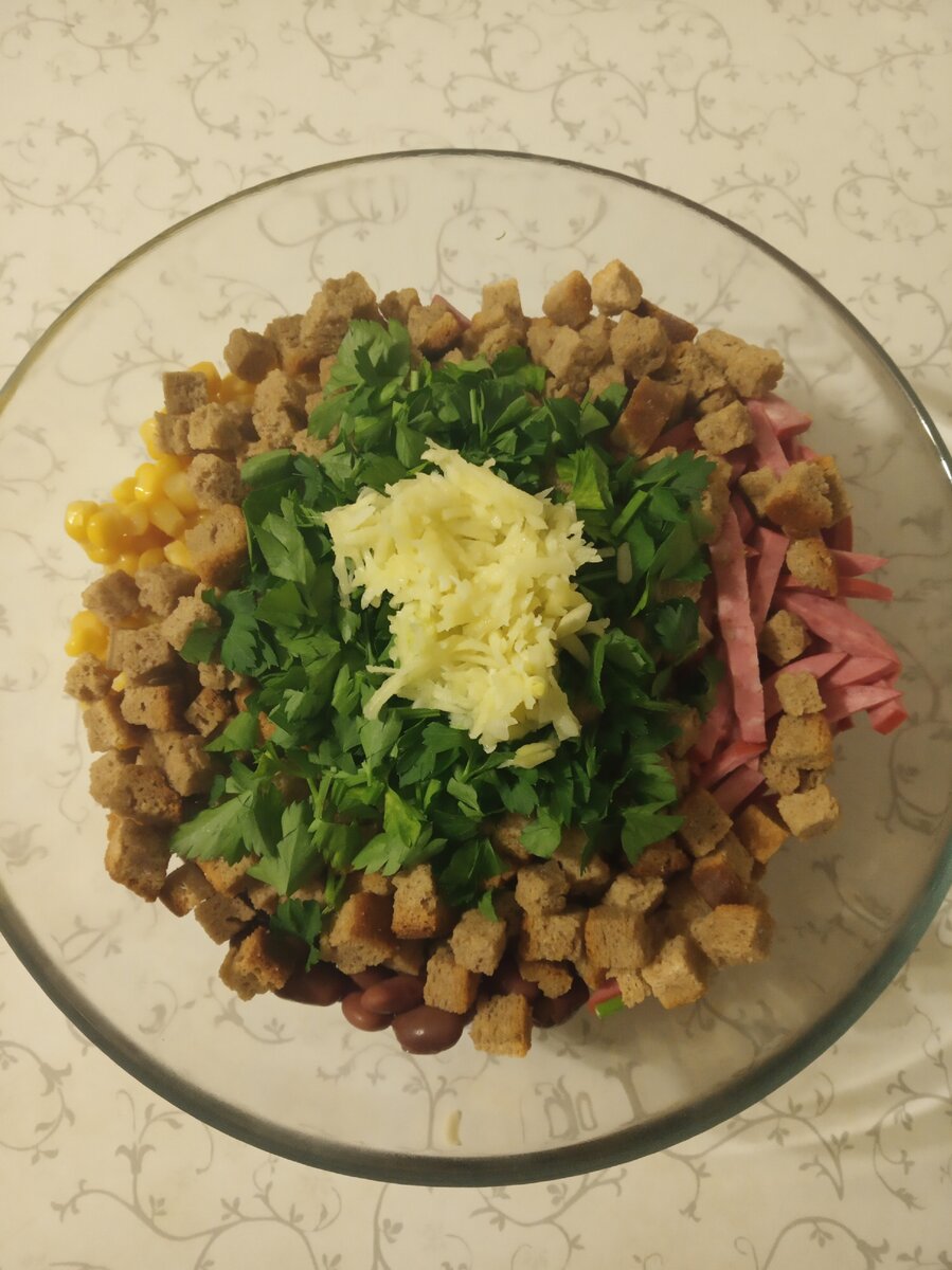 Салат с ветчиной, кукурузой, фасолью, огурцами и сухариками