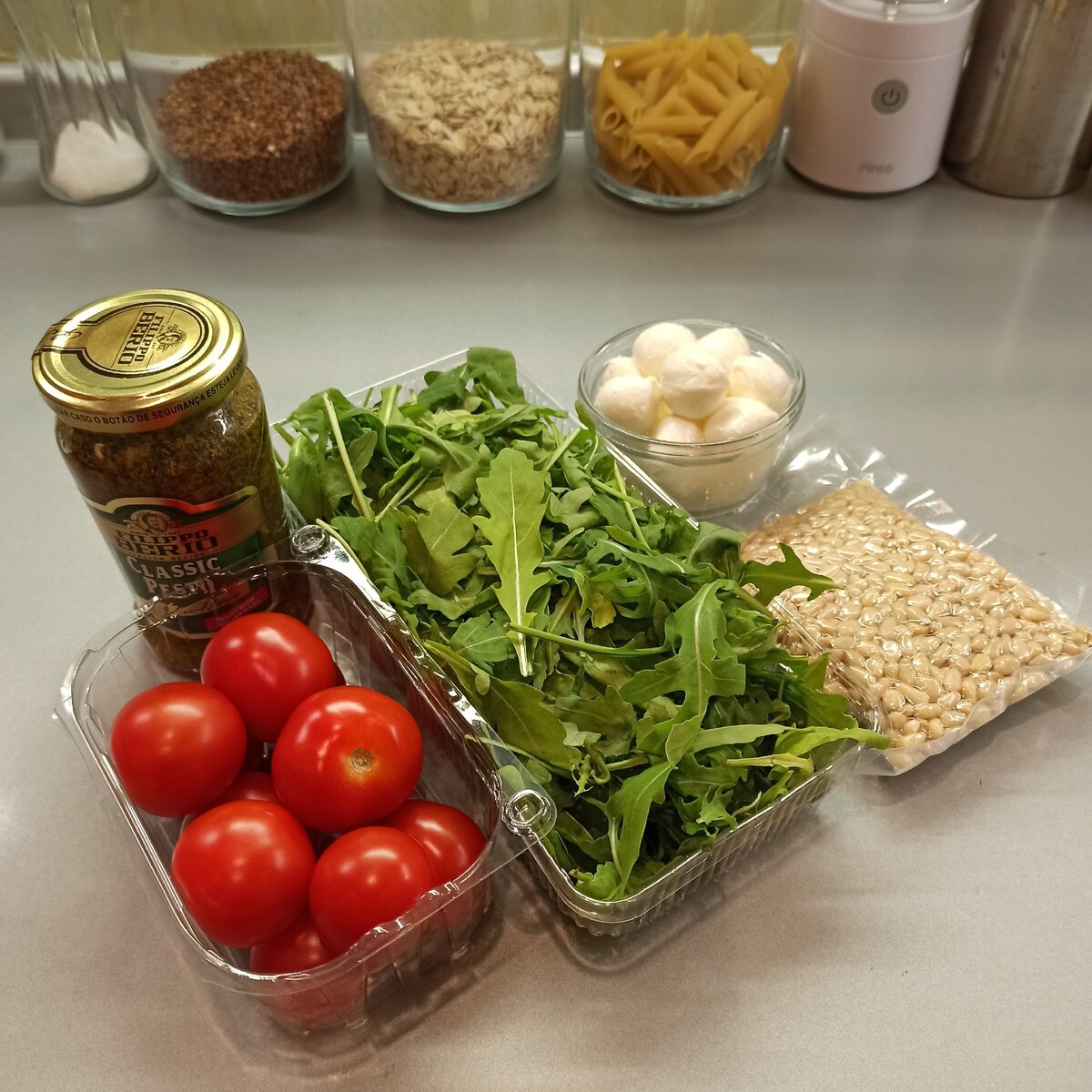 Руккола, помидоры, моцарелла, кедровые орешки, соус песто, оливковое масло