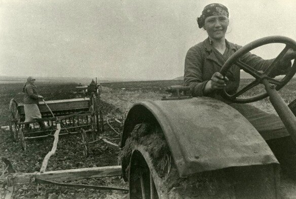 Первые трактористки. Тракторная бригада Паши Ангелиной. Первая женщина трактористка.