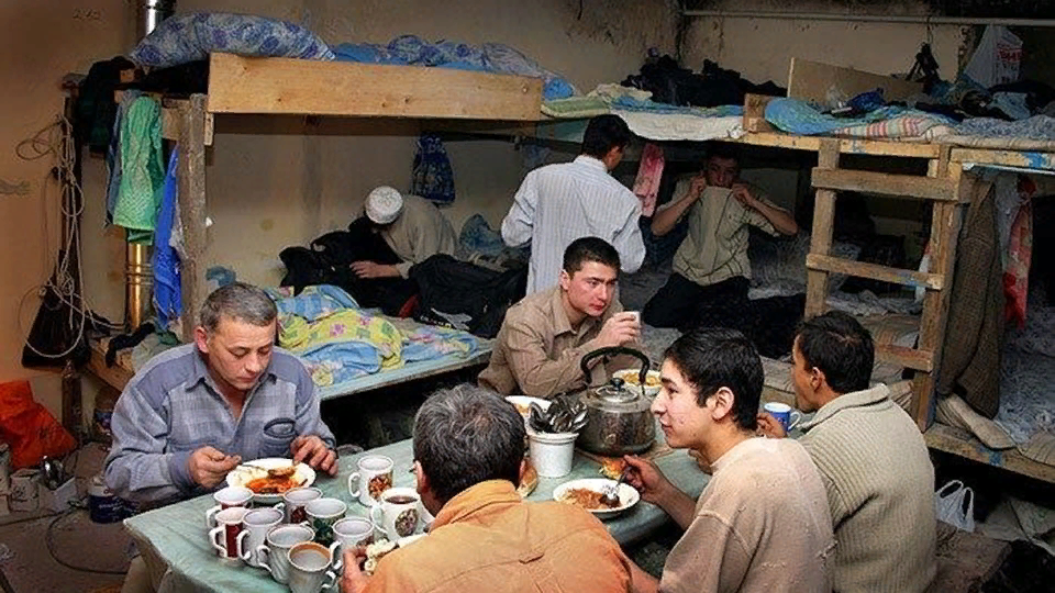 Мигранты в россии. Таджики в вагончике. Общежитие гастарбайтеров. Трудовые мигранты. Мигранты в россии.