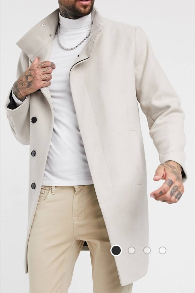 Светло-бежевое пальто ASOS Design. Пальто сероватого оттенка, отлично сочетается с замшевыми вставками на кроссовках. https://www.asos.com/ru/prd/20674793?acquisitionsource=ru.yandex.disk