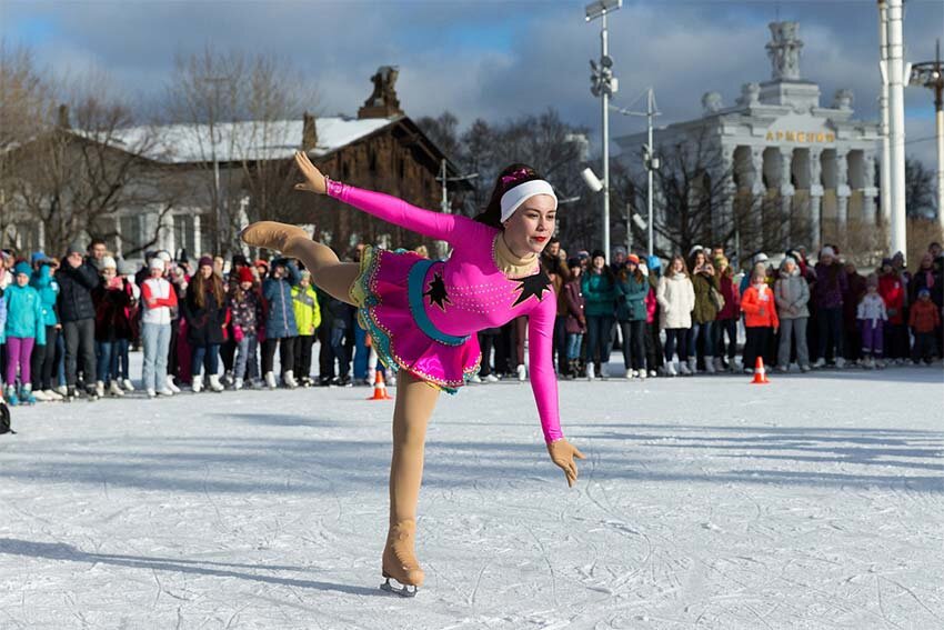 Девушка катается на коньках на ВДНХ