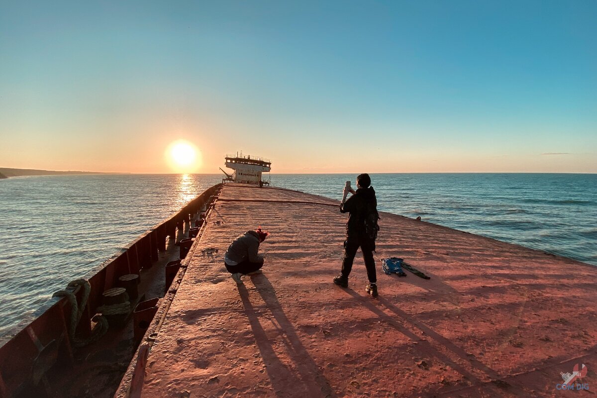 Съемки на берегу у черного моря. На берегу темного моря книга.