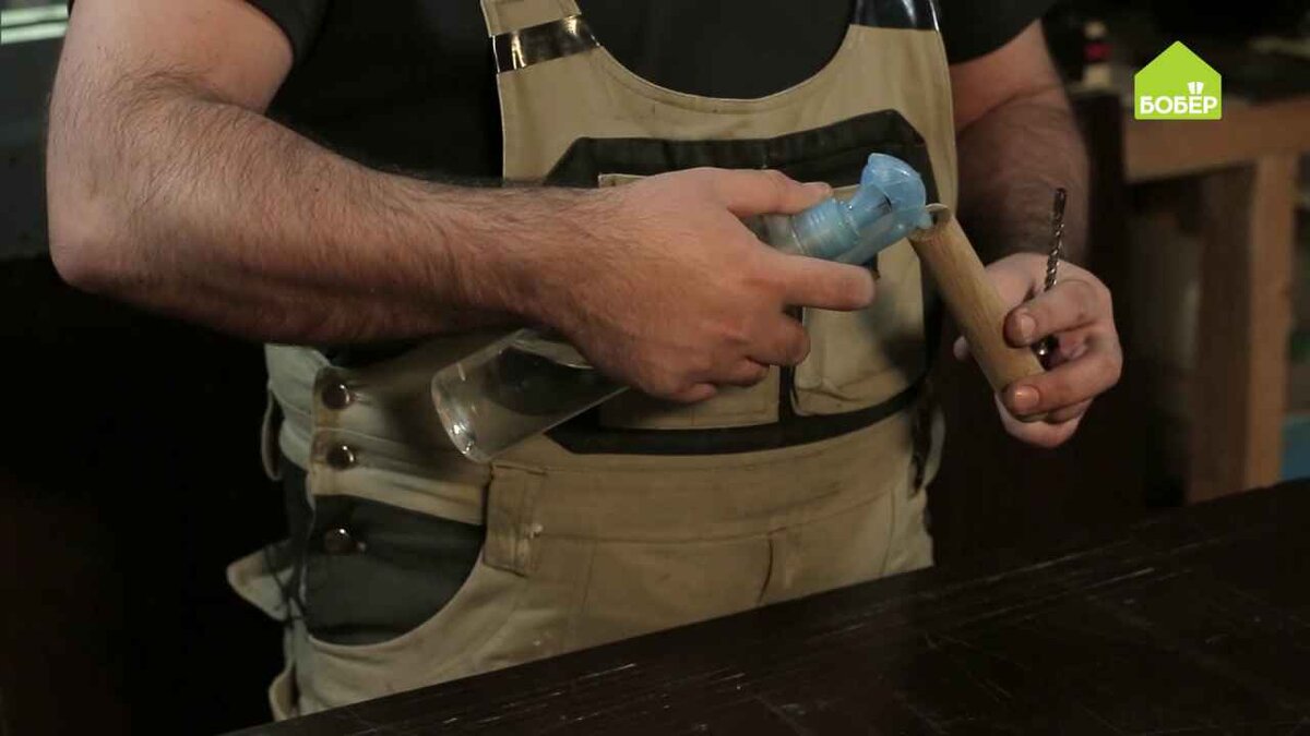 Приобретите деревянную ручку для отвёртки (ручки продаются с отверстиями разного диаметра) и налейте внутрь немного воды, чтобы древесина стала разбухать.