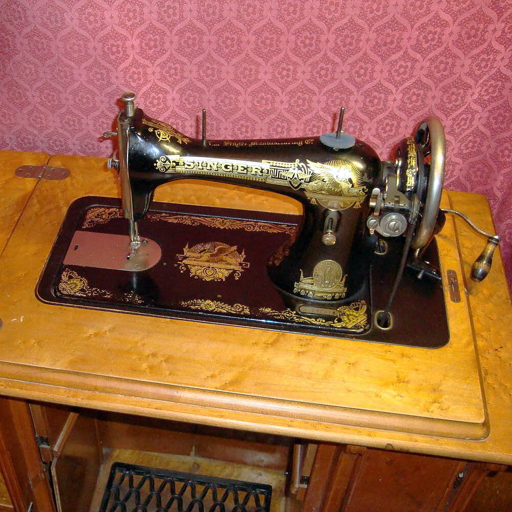 Швейная машинка "Зингер" с ручным и ножным приводом.