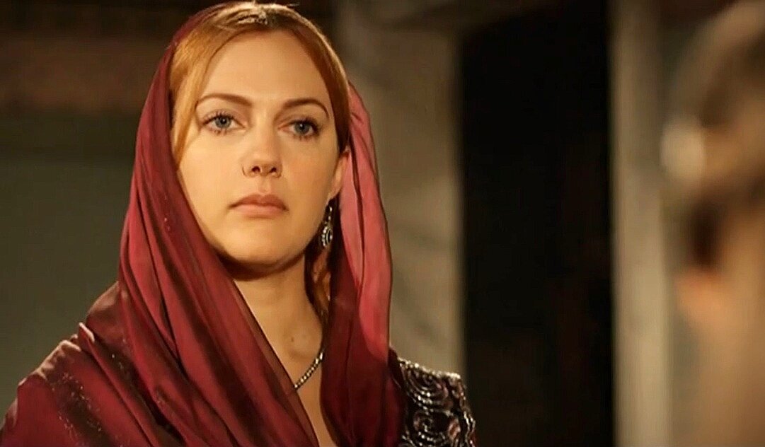 Скрин из сериала в обработке автора. Хюррем замечает, какой властной становится ее маленькая дочка