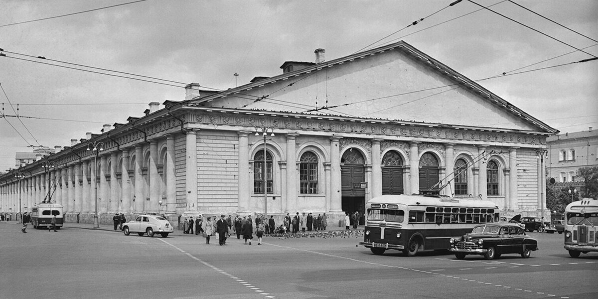 Вид на здание Центрального выставочного зала (бывшее здание Манежа). Фото В. Соболева. 1 июня 1957 года. Главархив Москвы 