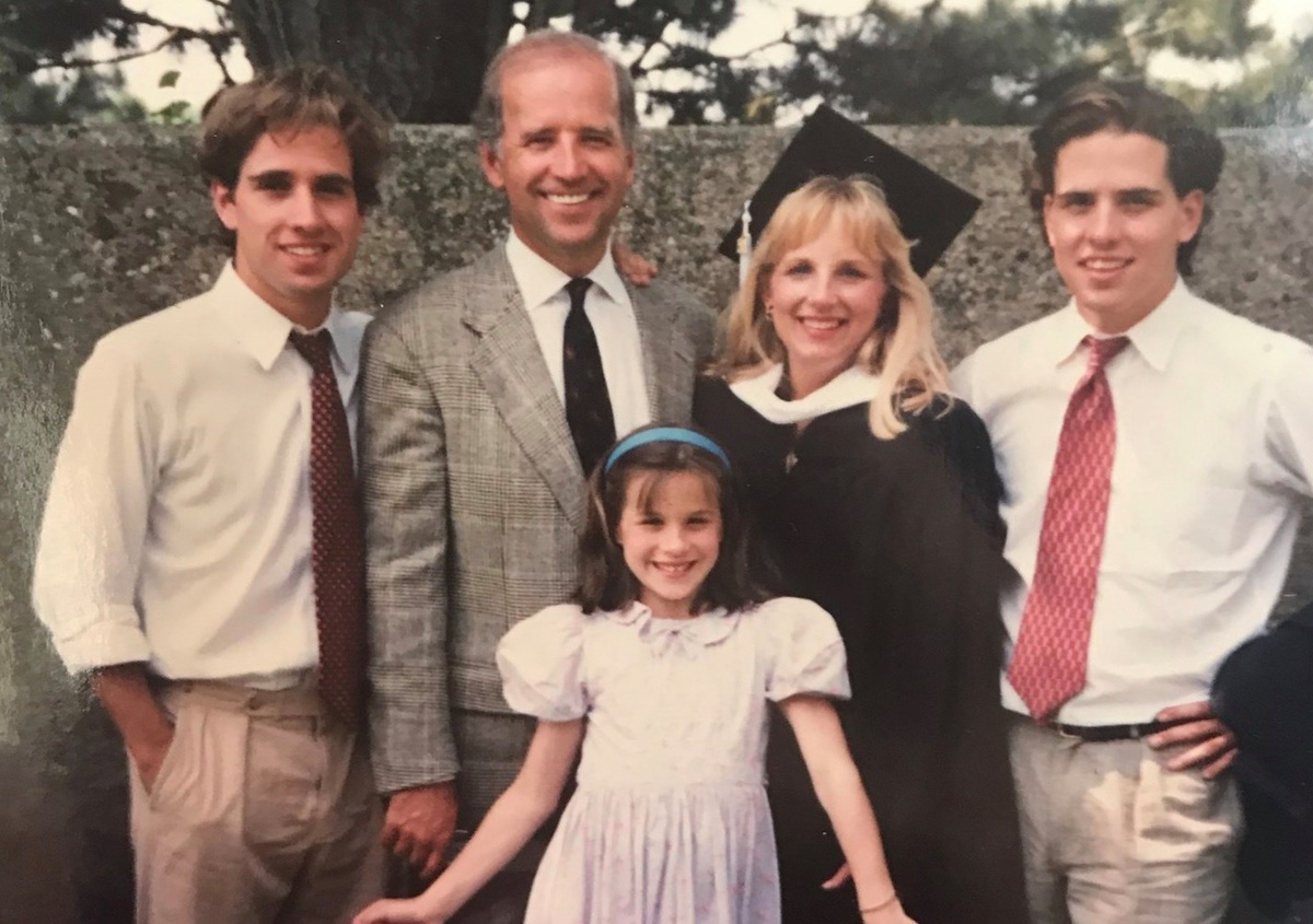 Джилл и Джо Байден с детьми. Фото: Dr. Jill Biden, Facebook