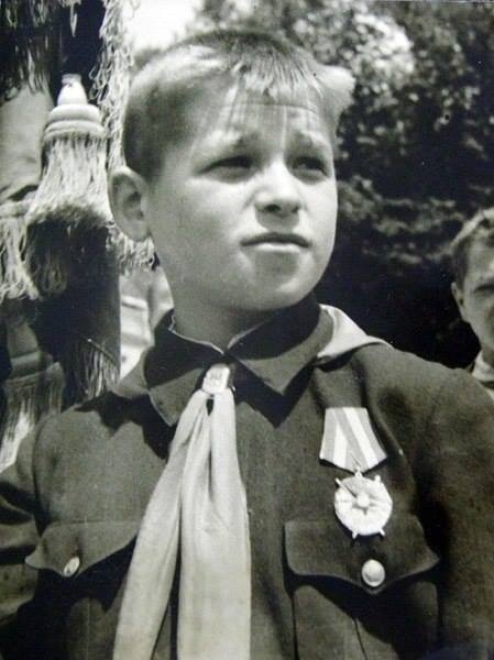 Кравчук Константин Кононович (род. 1931) — советский школьник, пионер. Известен тем, что, рискуя своей жизнью и жизнями своих близких, спас и сохранил во время фашистской оккупации знамёна 968 и 970 стрелковых полков 255-й стрелковой дивизии. Самый юный кавалер ордена Красного Знамени. 
