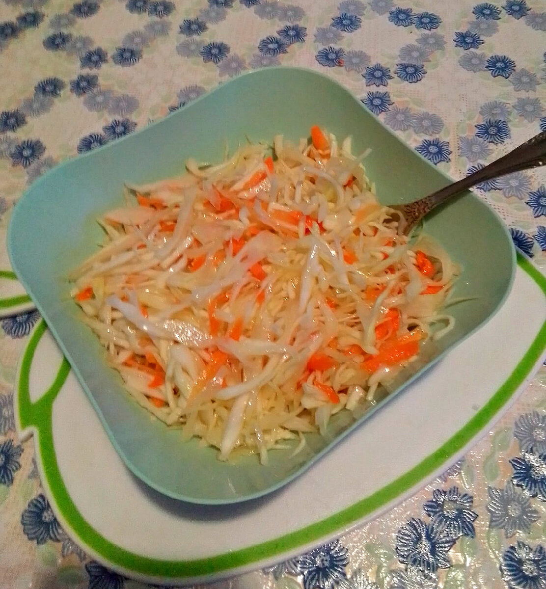 1. Салат из капусты, морковки и красного лука