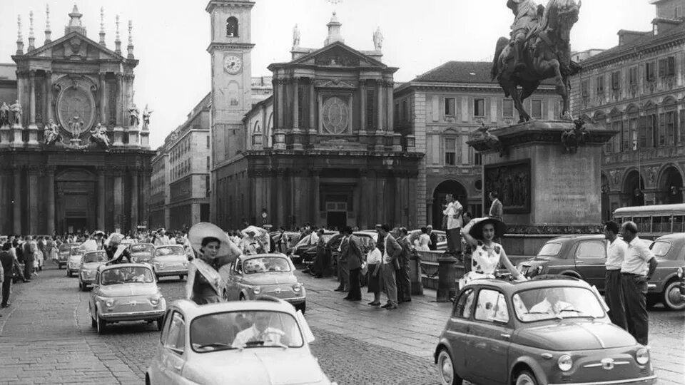 Автомобили FIAT в центре Турина (https://www.lastampa.it/motori/attualita/2017/07/03/news/oggi-la-fiat-500-compie-60-anni-auguri-all-auto-simbolo-del-boom-economico-1.344457216)