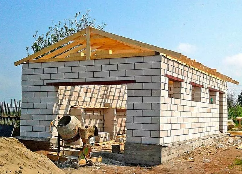 Гараж из газобетона 5 на 7. Гараж из блоков. Гараж из газоблока. Постройка гаража из пеноблоков. Гараж из газосиликатных блоков.
