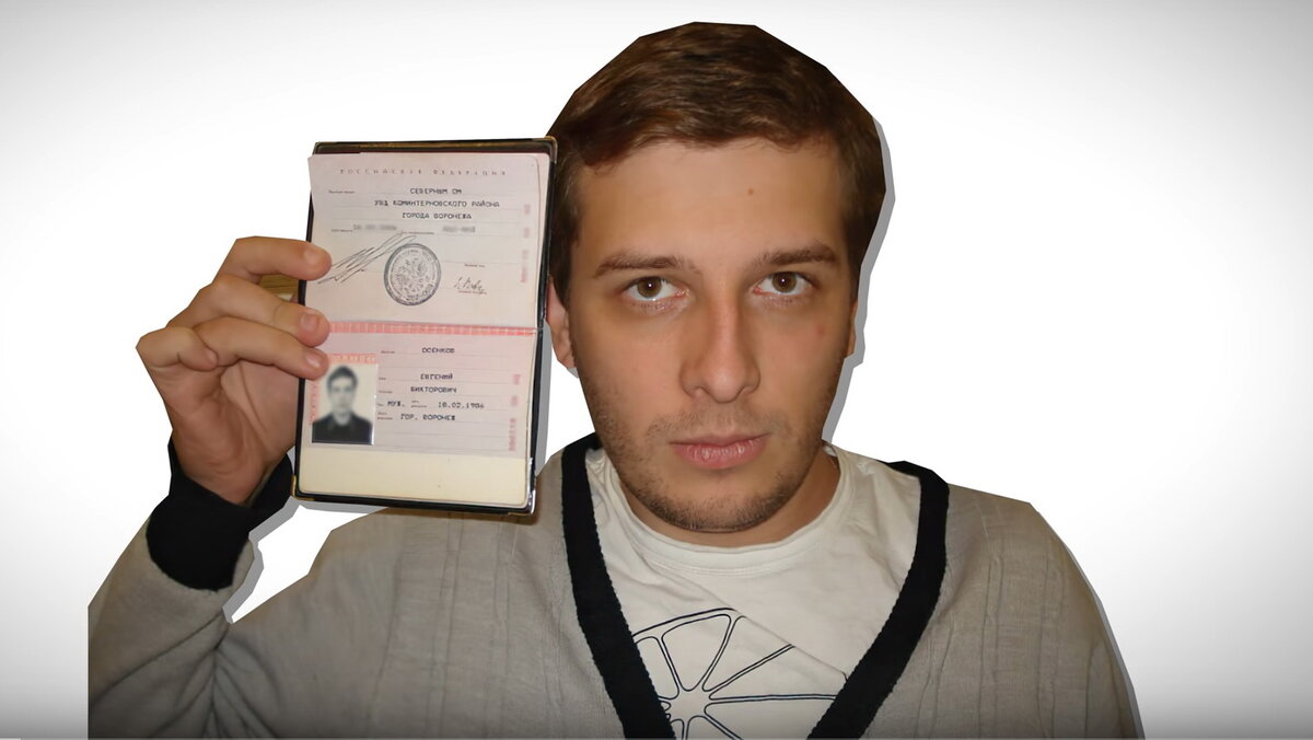 Фото человека с паспортом в руках возле лица