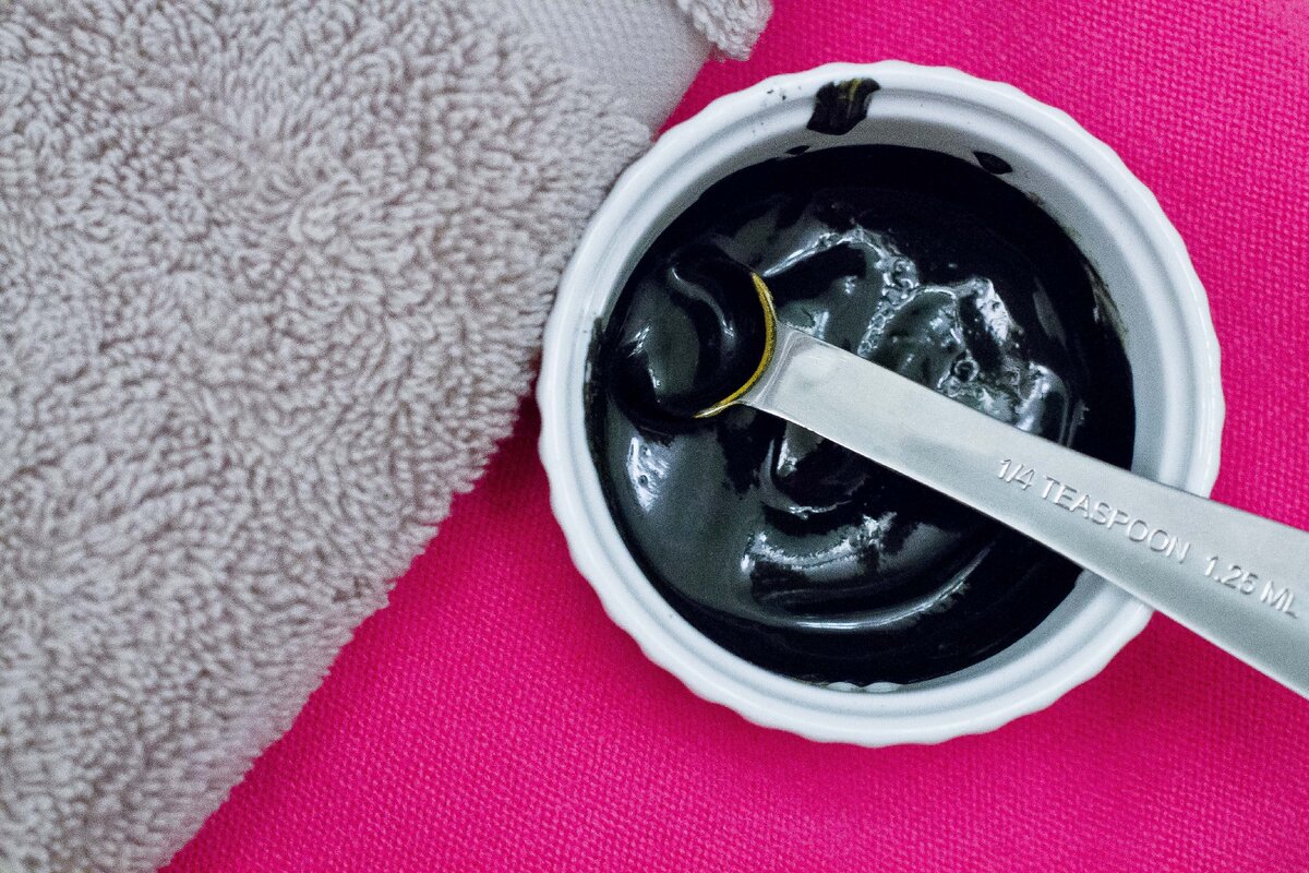 Активированный уголь – абсорбент, который вытягивает «бяку» из кожи, забирая ее вместе с собой. 