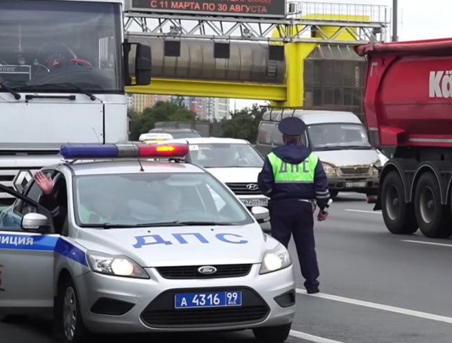 Патруль останавливает автомобили на дороге