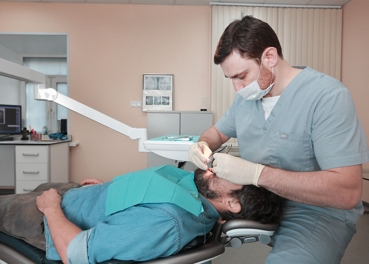 Стоматологический центр «Дентал Арт» работает в Москве с 1995 года и предоставляет все виды стоматологических услуг: от профилактики, лечения зубов и детской стоматологии до самых сложных методик остеопластики, имплантации и протезирования.