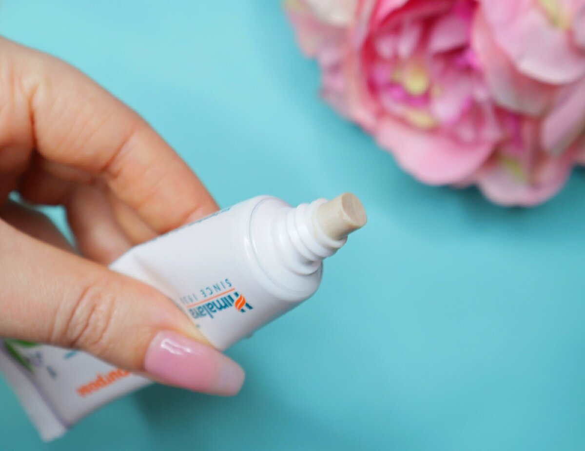 На фото видна густота. Кстати, крем не слишком жирный, быстро впитывается. Если нанести на руки, то спустя минут 10-15 полностью поглощается кожей