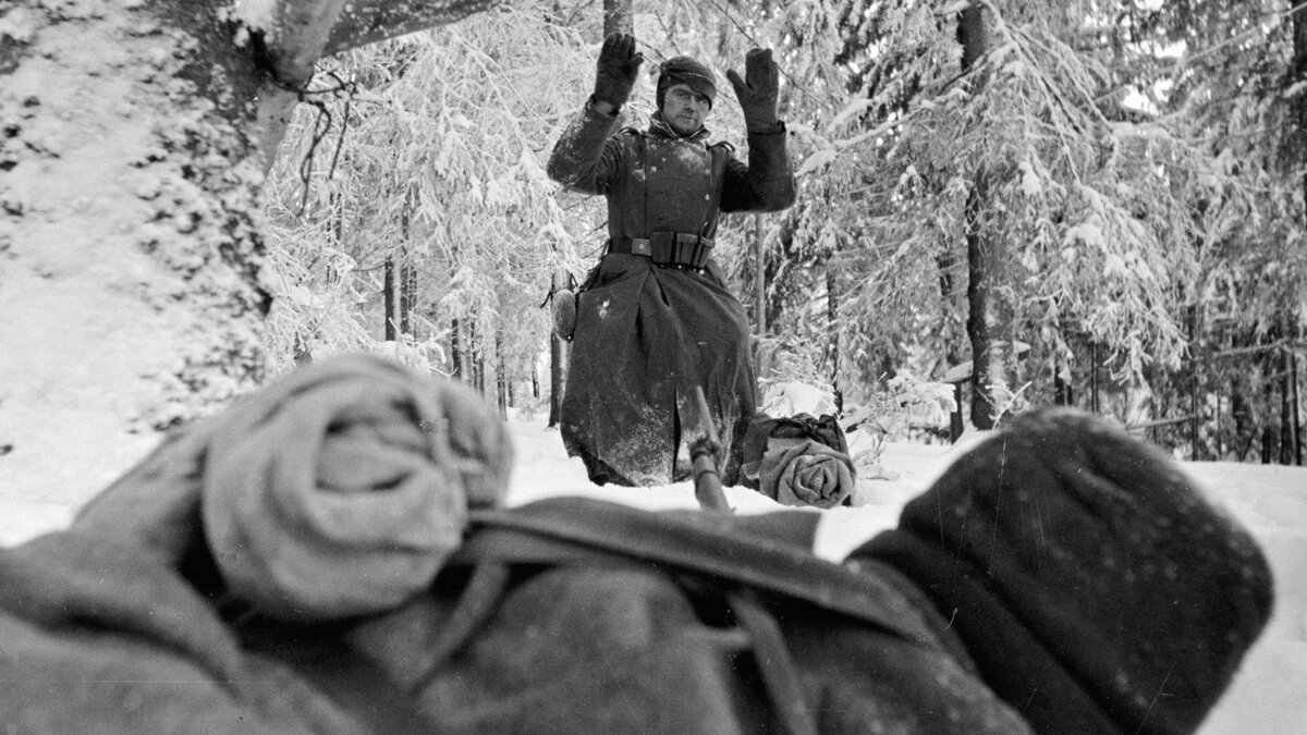 Немецкий солдат сдается в плен в районе Солнечногорска. (с) Самарий Гурарий/Sputnik