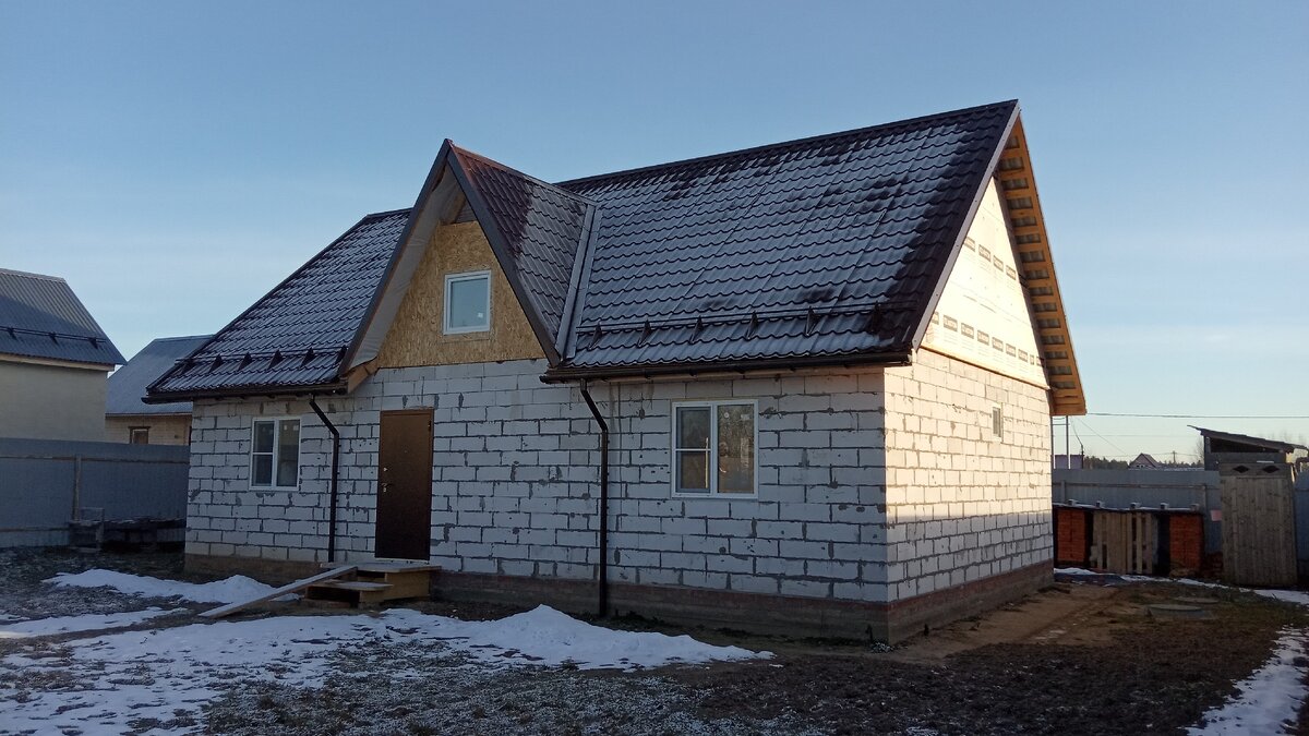 Вид дома спереди.