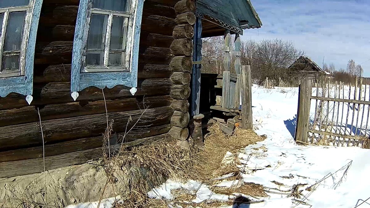 Я решил посмотреть в окна, но они все были зашторены. 