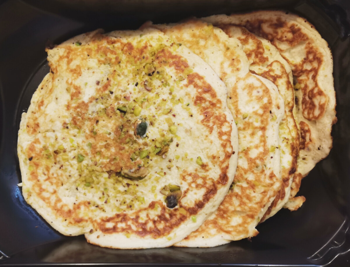 Панкейки творожные с фисташками