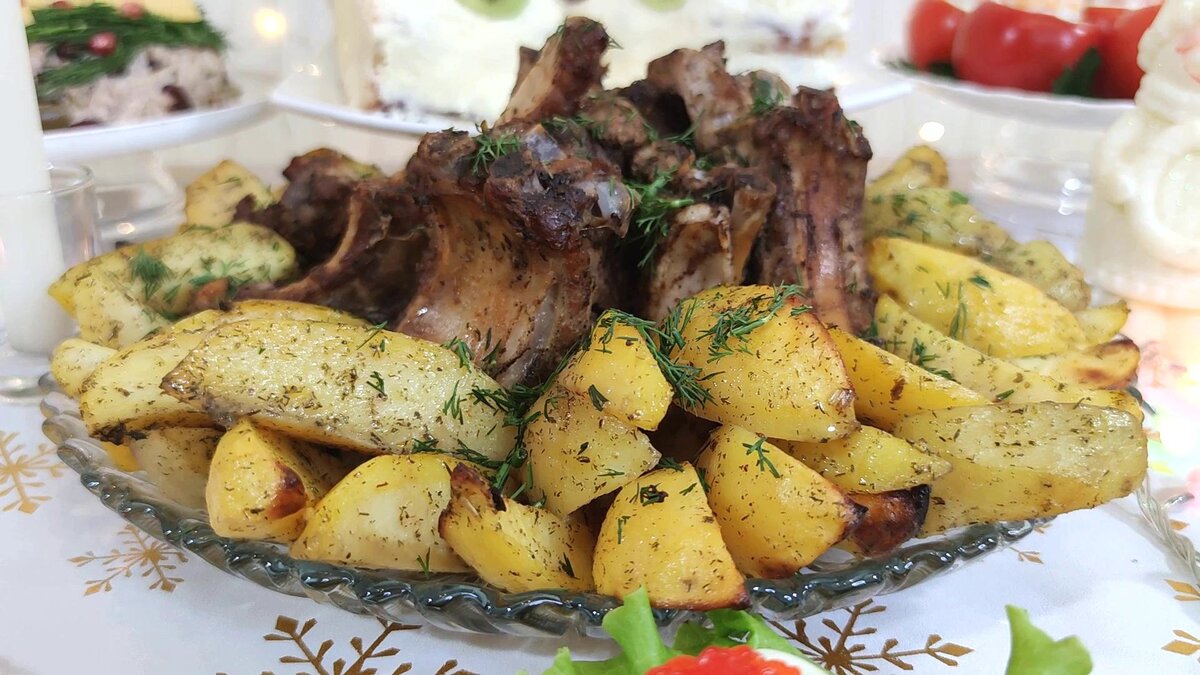Сочные ребра в духовке с картошкой. Ребрышки с картошкой. Картофель с ребрышками. Рёбрышки в духовке с картошкой. Ребра с картошкой.