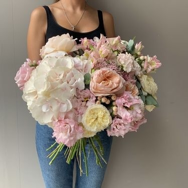  В этой группе вы можете заказывать охапки, композиции в шляпных коробках или на оазисе.