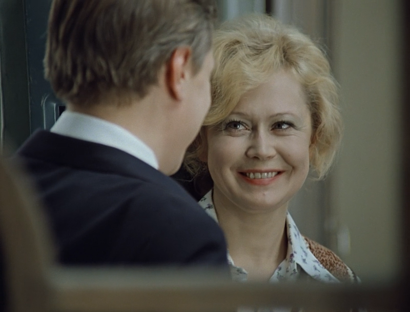 Да, не шашнаццаць!! Хороший сорокет. Она довольно хорошо выглядит для своего возраста,  но уж никак не молодо и свежо. 