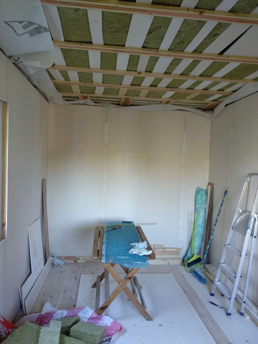 Фото автора: моё рабочее место - складной стол с куском оргстекла на нём, инструменты 