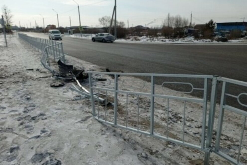 В субботу, 20 февраля на пересечении улиц театральная - школьная произошло ДТП, в результате которого легковой автомобиль снёс около восьми метров ограждения