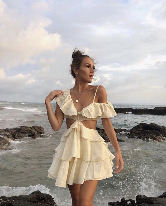 Блогерство - это работа. "Пилить контент" на любой площадке необходимо регулярно, иначе никакого органического продвижения и никаких монетизаций не будет. Но зато вы существуете в своём ритме, - и можете "пилить контент" даже с морского побережья!)