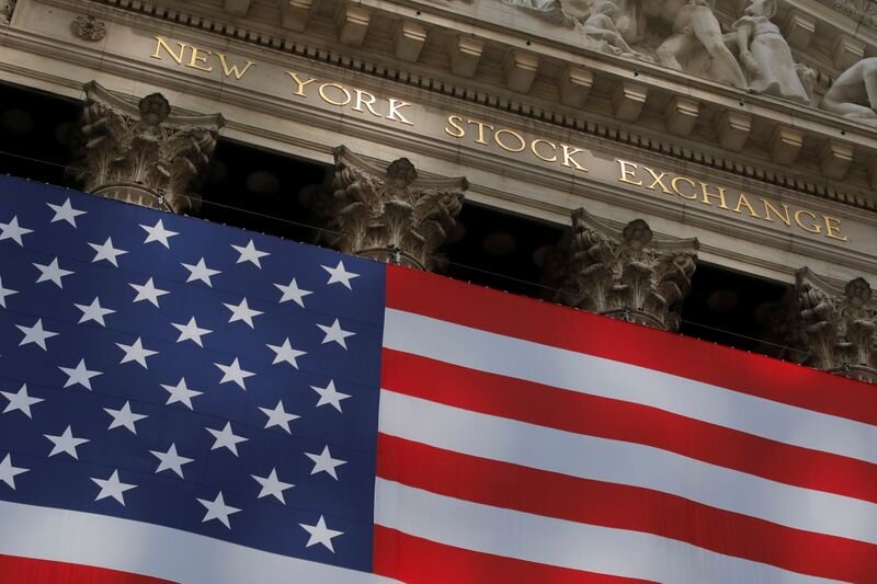 NYSE - New York Stock Exchange - одна из старейших в мире фондовых бирж находится в Нью-Йорке.