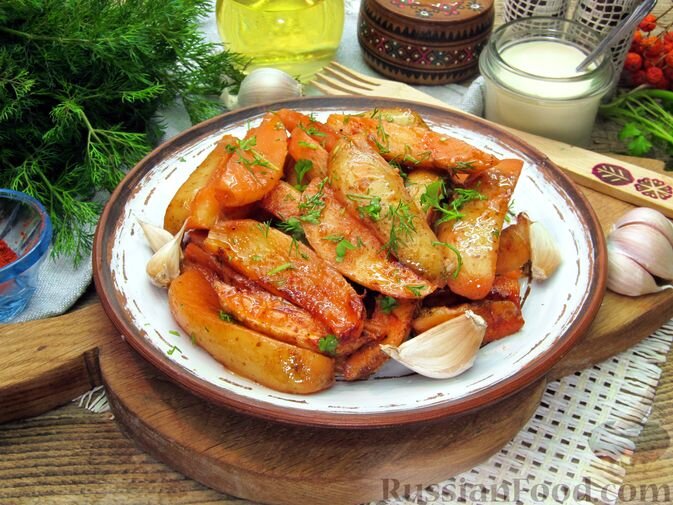картофель, паприка молотая, соль, перец чёрный молотый, чеснок, масло растительное, вода, зелень, сметана