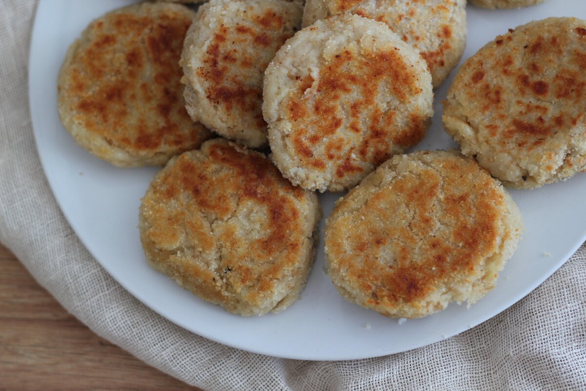 Котлеты из геркулеса рецепт постные самый вкусный. Котлеты из геркулеса. Постные котлеты. Котлеты из геркулеса и бульонного кубика постные. Как выглядят котлеты из геркулеса.