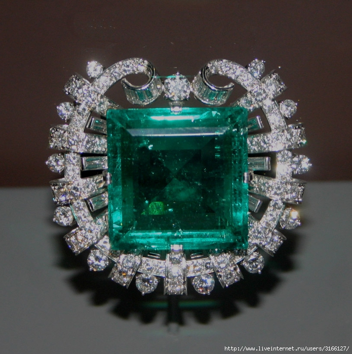 Брошь с изумрудом Хукер (75 карат) хранится в Национальном музее естественной истории (Вашингтон, США)